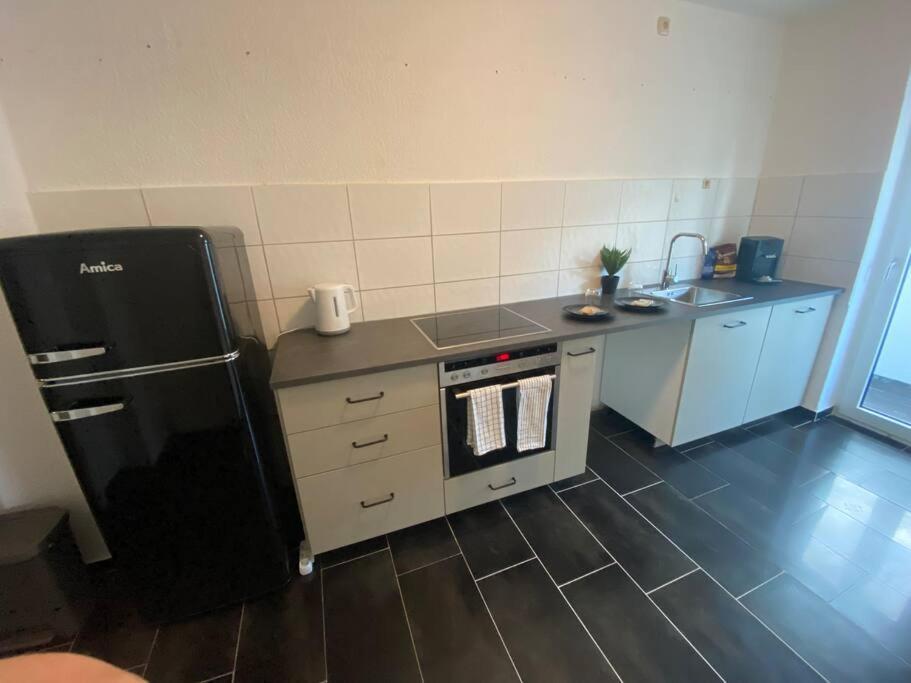 Riesen Bett, Strassenbahn Vor Der Tuer, Beste Lage, Nah Zur Messe, Keine Rechnungen Essen Esterno foto
